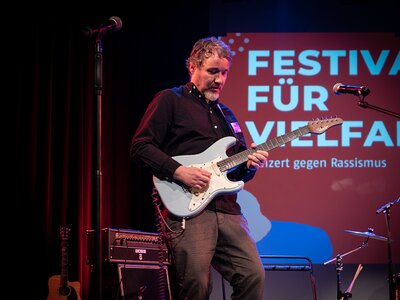 Maic Burkhardt | © AWO Bremerhaven/Simone Hryzyk Maic Burkhardt spielt beim Festival für Vielfalt | © AWO Bremerhaven/Simone Hryzyk