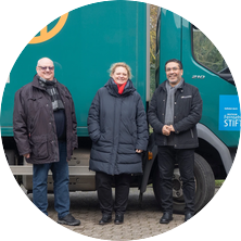 Das Foto zeigt  Thorsten Büsker, Silke Rupietta und Amgad Abdelmoniem, die vor einem Transporter der Tafel Bremerhaven stehen